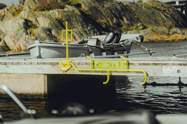 Kääntötikas yläkiinnitys Kääntötikas yläkiinnitys