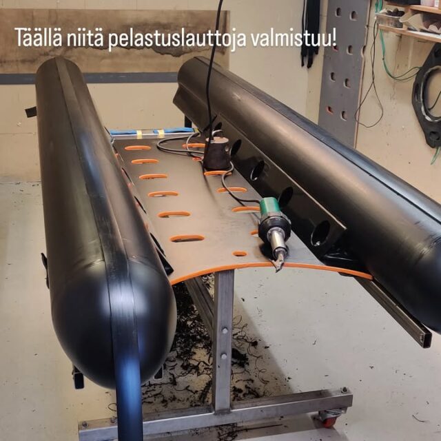 Tulin tutustumaan myymiemme pelastuslauttojen valmistukseen. Muovin hitsaaminen on taitolaji.